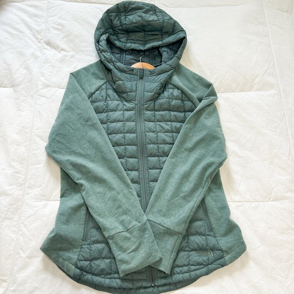 The North Face Women's Sage Green Puffer Jacket - Picture 3 of 6